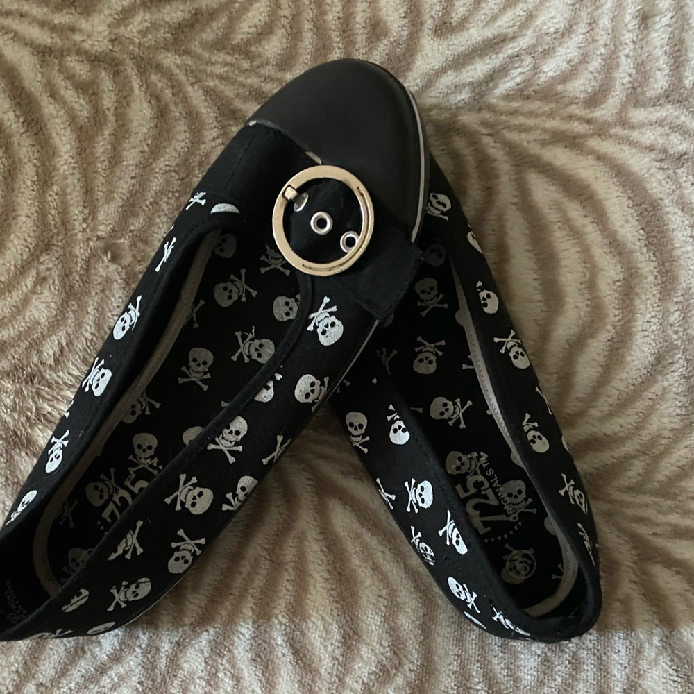Skull slip ons